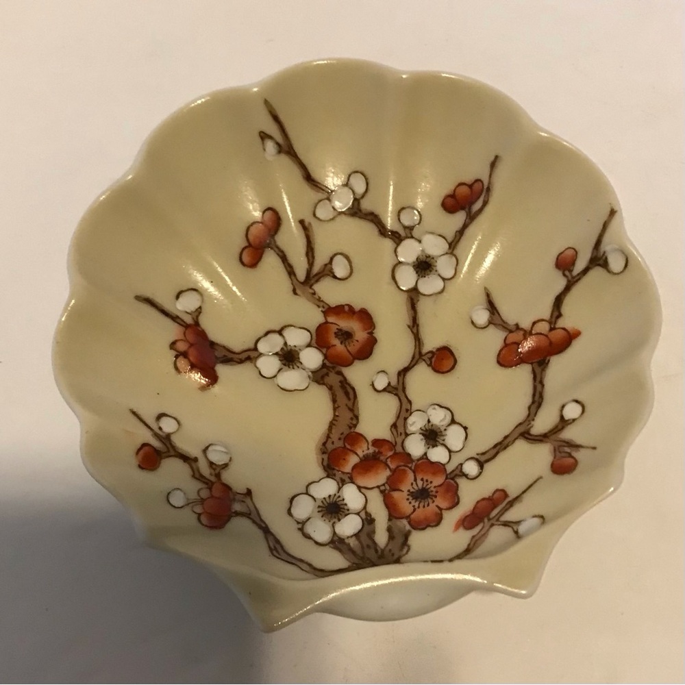 VTG Porcelain Scalloped Edge Handpainted Shell Shaped Dish 4”